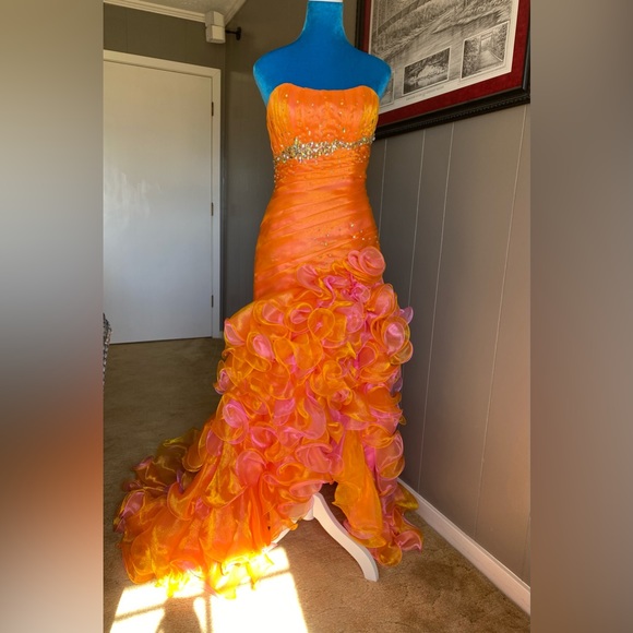 TIFFANY DESIGN DRESS. - Picture 6 of 15